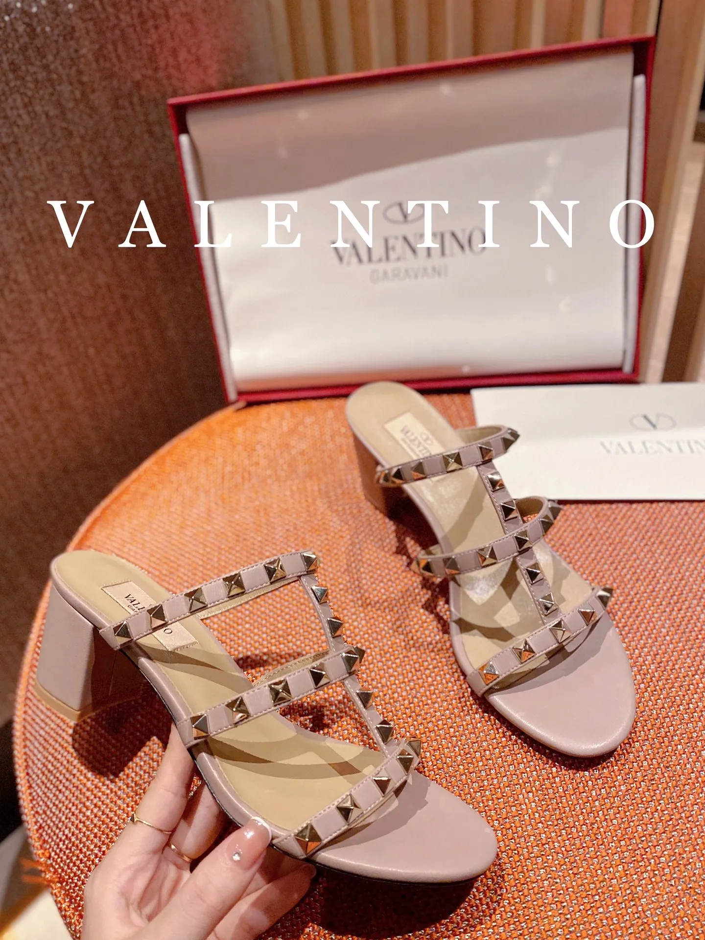 👟👟Ex-factory price 440🌈🌈 Women's shoes, women's clothing, high-end quality 𝑉𝐴𝐿𝐸𝑁𝑇𝐼𝑁𝑂 Valentino ♡ͥ | Level🔍 The classic King flip flops are also so beautiful. The textured hardware brings out a full sense of luxury. After putting it on my feet, I was shocked that my feet looked slimmer! The new season lives up to expectations! Worth buying ★Imported cowhide is absolutely high-grade ❥Original method is absolutely sensual ❥Elegant style creates a different feeling🙈 Simple temperament style!  ♡ show bdetails ———————————— ⊿▸: Size｜35-40 (customized at 40.41.42) ⊿▸: Material｜Imported cowhide ⊿▸: Material | Padded sheepskin ⊿▸: Material | Italian🇮🇹 genuine leather outsole ⊿▸: Heel height｜6cm